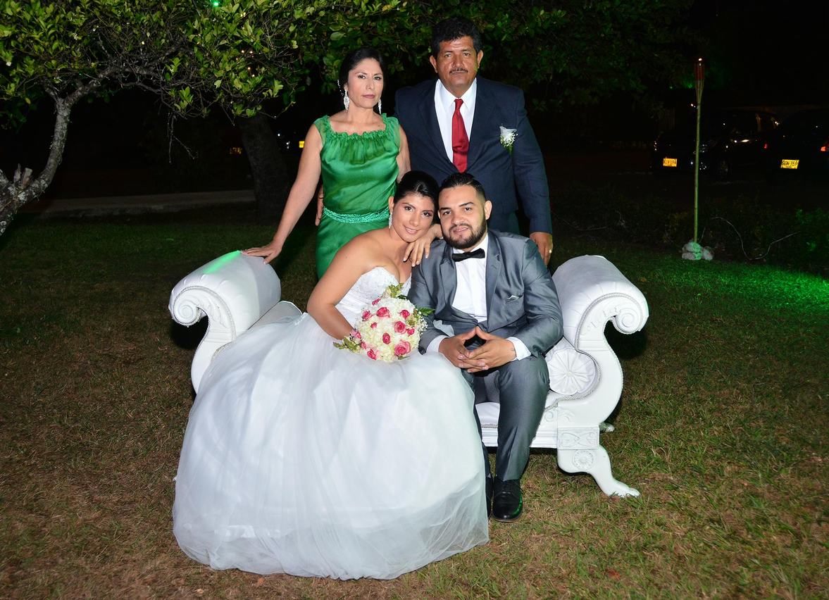 Los esposos Yenny Paola Perdomo Esquivel y José Luis Trujillo Molina junto a los padres de la novia Bilma Esquivel Firigua y Yamil Perdomo Silva.